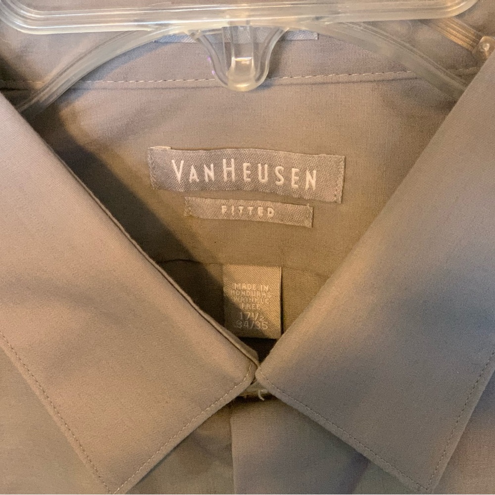 Men’s Van Heusen Gray Dress Shirt Fitted.